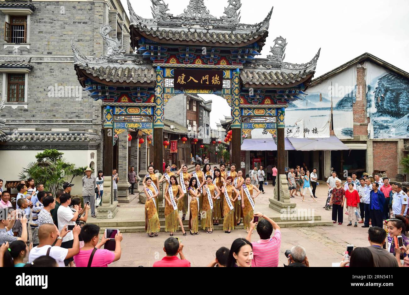 (150612) -- CHONGQING, 12. Juni 2015 -- Teilnehmer der Miss Tourism Queen International of China Division 2015 posieren für Bilder in der antiken Stadt Anju in der südwestchinesischen Gemeinde Chongqing, 12. Juni 2015. Mehr als 50 Teilnehmer werden an einer Reihe von Einzelveranstaltungen teilnehmen, die am Freitag und am China-Finale am 21. Juni in der antiken Stadt Anju beginnen würden. )(wjq) CHINA-CHONGQING-MISS TOURISM QUEEN INTERNATIONAL-NATIONAL FINAL (CN) LiuxChan PUBLICATIONxNOTxINxCHN 150612 Chongqing 12. Juni 2015 Teilnehmer der Miss Tourism Queen International of China Division 2015 posieren für Bilder in an Stockfoto