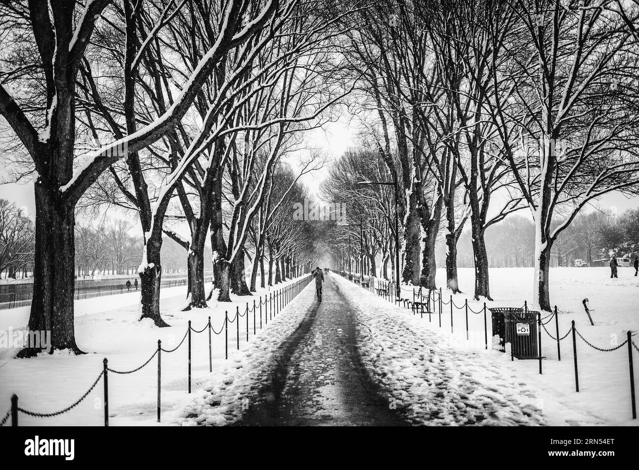 WASHINGTON DC, USA - EIN Pfad, der neben dem Lincoln Memorial Reflecting Pool in der National Mall läuft, wurde nach einem Winterschnee vom Schnee befreit Stockfoto