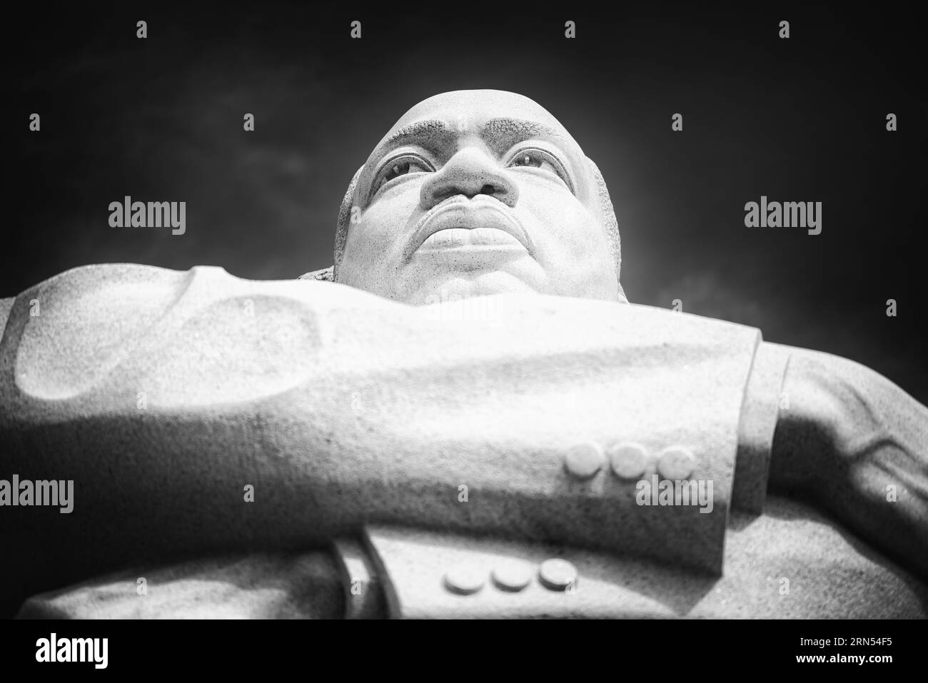 Martin Luther King Jr. Memorial Statue, Washington, D.C. Schwarzweißfoto von unten aufgenommen, das den Kopf und die Schultern der Statue vor einem dunklen Himmel zeigt. Stockfoto