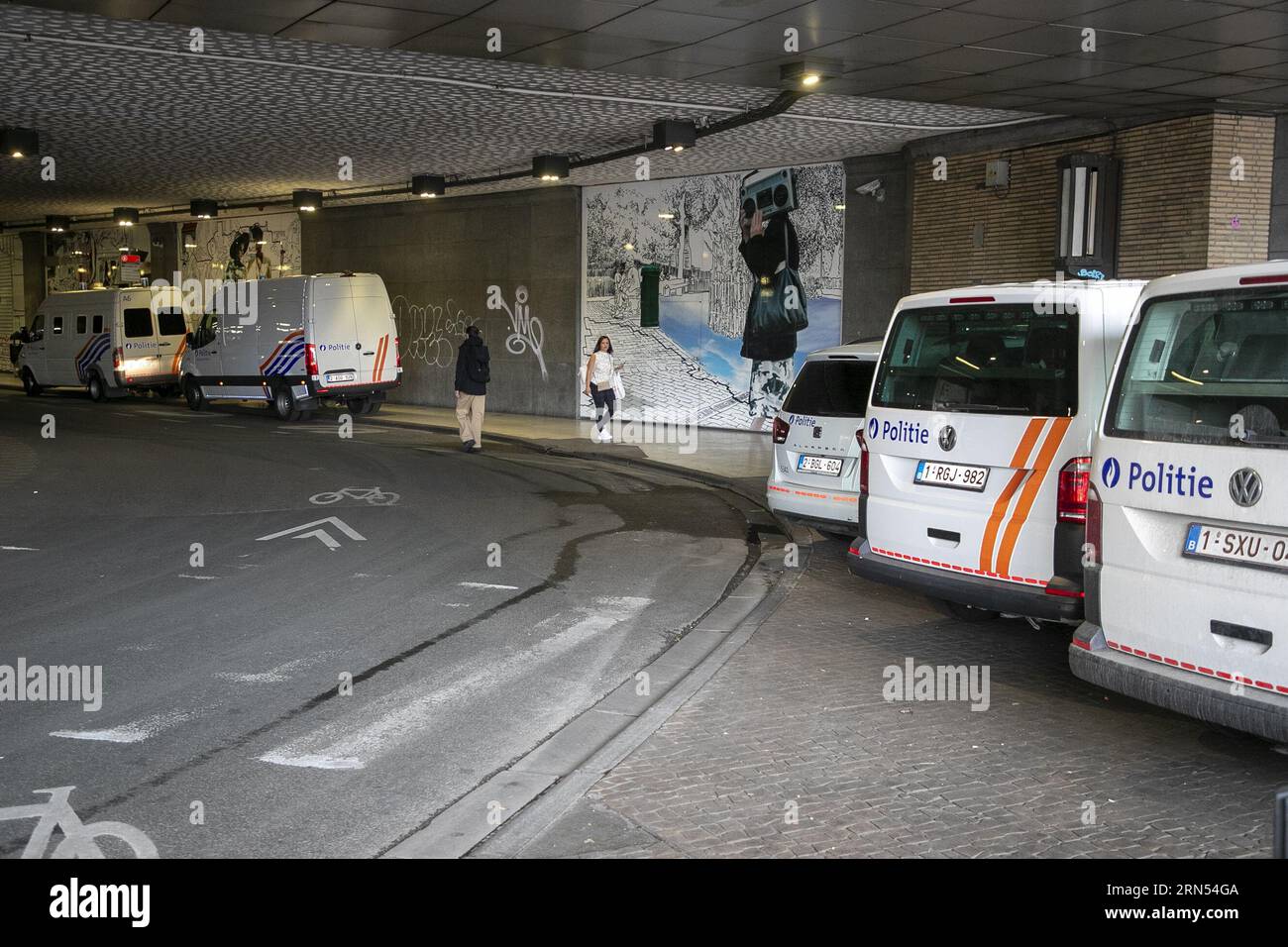 Brüssel, Belgien. August 2023 31. Die Abbildung zeigt Polizeifahrzeuge während einer Polizeiaktion im Zusammenhang mit Kriminalität und antisozialem Verhalten in und um Brussel-Zuid/Bruxelles-Midi Brüsseler Südbahnhof, Donnerstag, den 31. August 2023. Polizeibeamte kamen auf die Station, führten Kontrollen durch und wirkten, um die Sicherheit und Hygiene der Station zu verbessern. BELGA PHOTO NICOLAS MAETERLINCK Credit: Belga News Agency/Alamy Live News Stockfoto