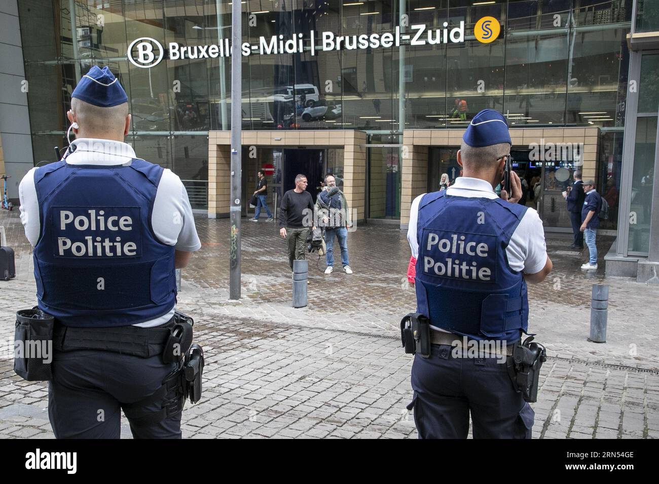 Brüssel, Belgien. August 2023 31. Die Abbildung zeigt zwei Polizeibeamte während einer Polizeiaktion im Zusammenhang mit Kriminalität und antisozialem Verhalten in und um Brussel-Zuid/Bruxelles-Midi Brussels South Railway Station, Donnerstag, den 31. August 2023. Polizeibeamte kamen auf die Station, führten Kontrollen durch und wirkten, um die Sicherheit und Hygiene der Station zu verbessern. BELGA PHOTO NICOLAS MAETERLINCK Credit: Belga News Agency/Alamy Live News Stockfoto