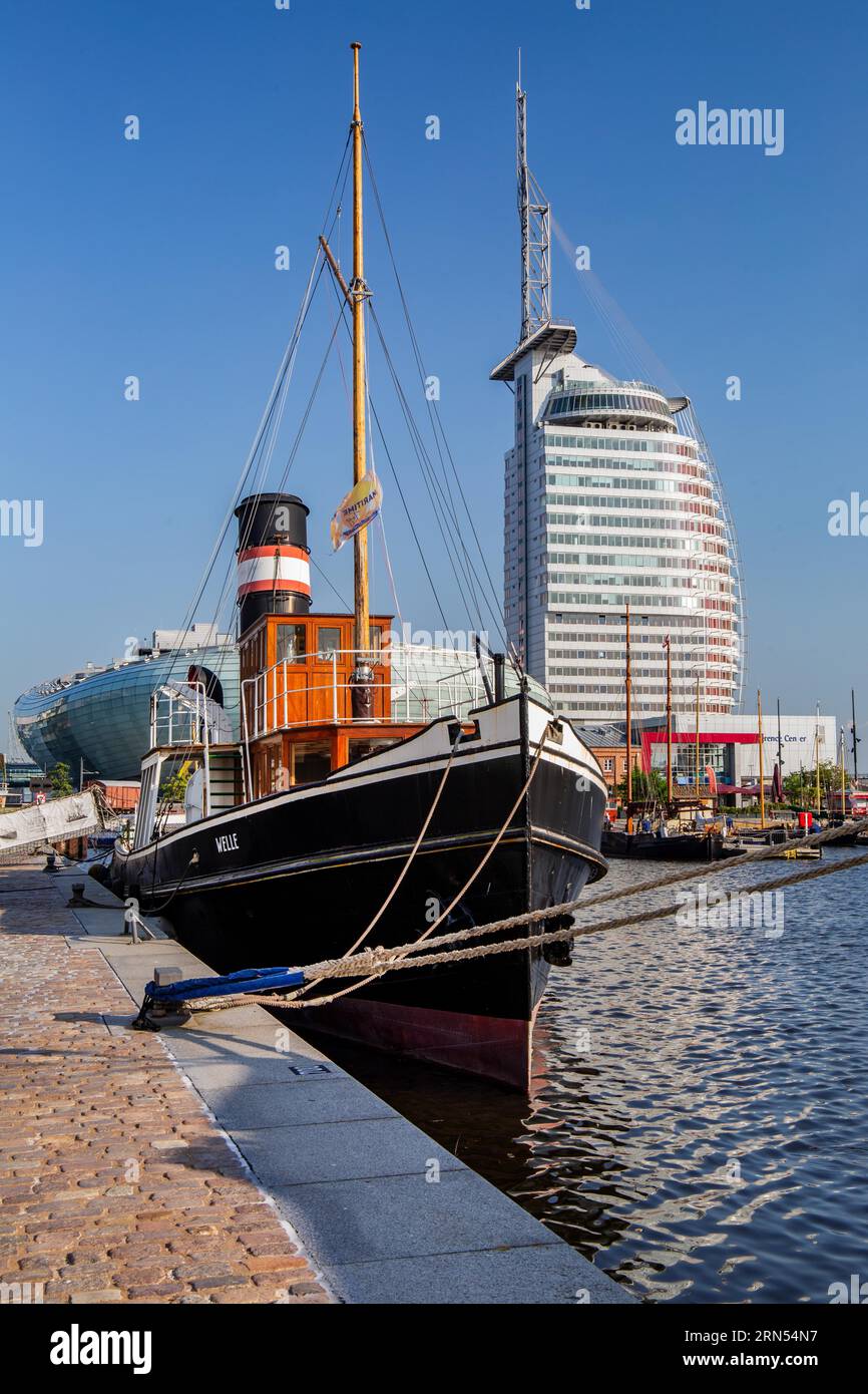 Historisches Schiff im Neuen Hafen mit dem Atlantic Sail City Hotel, Bremerhaven, Wesermündung, Weser, Nordseeküste, Land Bremen, Deutschland Stockfoto