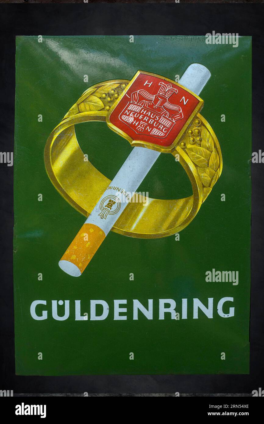 Alte 1950er Jahre Werbemetallplatte der Zigarettenmarke Gueldenring, Bayern, Deutschland Stockfoto
