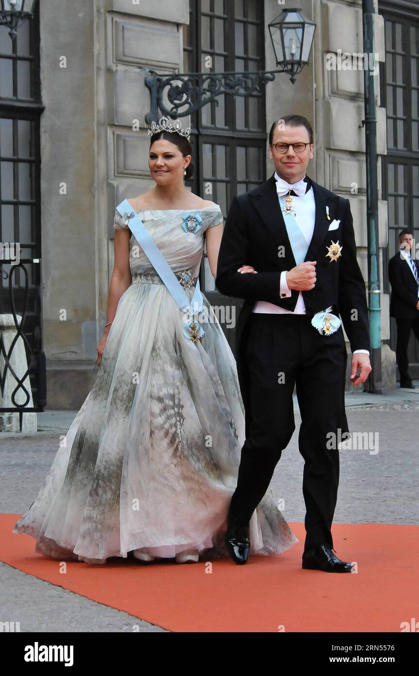 UNTERHALTUNG ADEL Schweden: Hochzeit von Prinz Carl Philip und Sofia Hellqvist (150613) -- STOCKHOLM, 13. Juni 2015 -- die schwedische Kronprinzessin Victoria und ihr Ehemann Prinz Daniel gehen auf dem Weg zur Hochzeitszeremonie des schwedischen Prinzen Carl Philip und Sofia Hellqvist in der Raoyal-Kapelle im Stockholmer Palast in Stockholm, Schweden, am 13. Juni 2015. SCHWEDEN-STOCKHOLM-KÖNIGLICHE HOCHZEIT RobxSchoenbaum PUBLICATIONxNOTxINxCHN Unterhaltung Adel Schweden Hochzeit von Prinz Carl Philip und Sofia Hellqvist 150613 Stockholm 13. Juni 2015 Schweden S Kronprinzessin Victoria und ihr Ehemann Prinz Dan Stockfoto