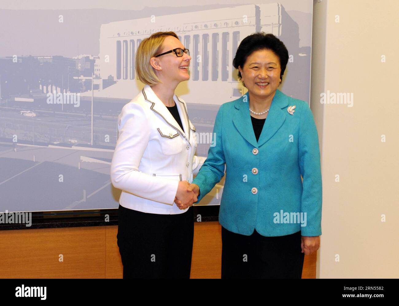 (150613) -- HELSINKI, 13. Juni 2015 -- der chinesische Vize-Premier Liu Yandong (R) trifft sich am 12. Juni 2015 in Helsinki mit der finnischen Parlamentspräsidentin Maria Lohela. Der chinesische Vize-Premier Liu Yandong ist zu einem dreitägigen Besuch in Finnland. Der Besuch beinhaltete eine Eröffnungszeremonie des Focus China, einer umfangreichen Ausstellung chinesischer Kunst und Kultur während des Helsinki Festivals 2015. ) FINNLAND-HELSINKI-CHINA-LIU YANDONG-BESUCH WangxYaxiong PUBLICATIONxNOTxINxCHN Helsinki 13. Juni 2015 der chinesische Vize-Premier Liu Yandong r trifft sich mit der finnischen S-Parlamentspräsidentin Mary in Helsinki Finland Ju Stockfoto