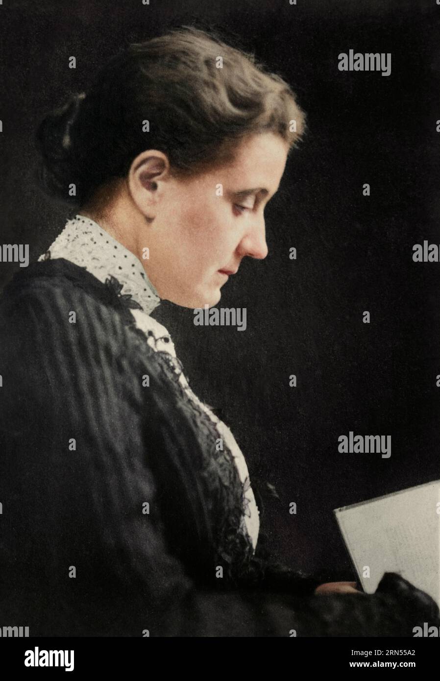 Jane Addams liest ein Buch. Studio-Portrait um 1910. Stockfoto