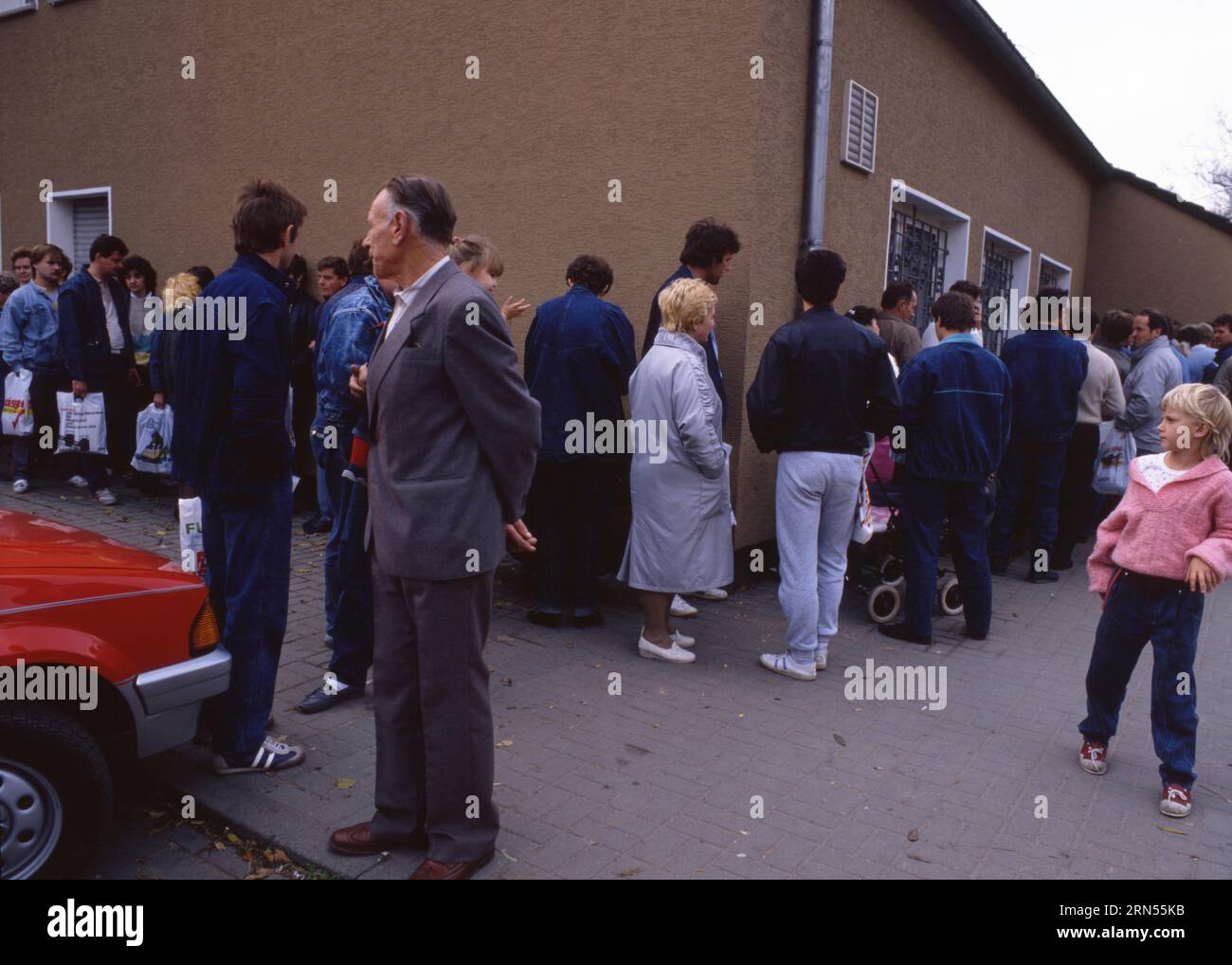 Ankunft von Migrantinnen und Migranten aus der DDR. Ende 1989, Unna-Massen, Deutschland Stockfoto