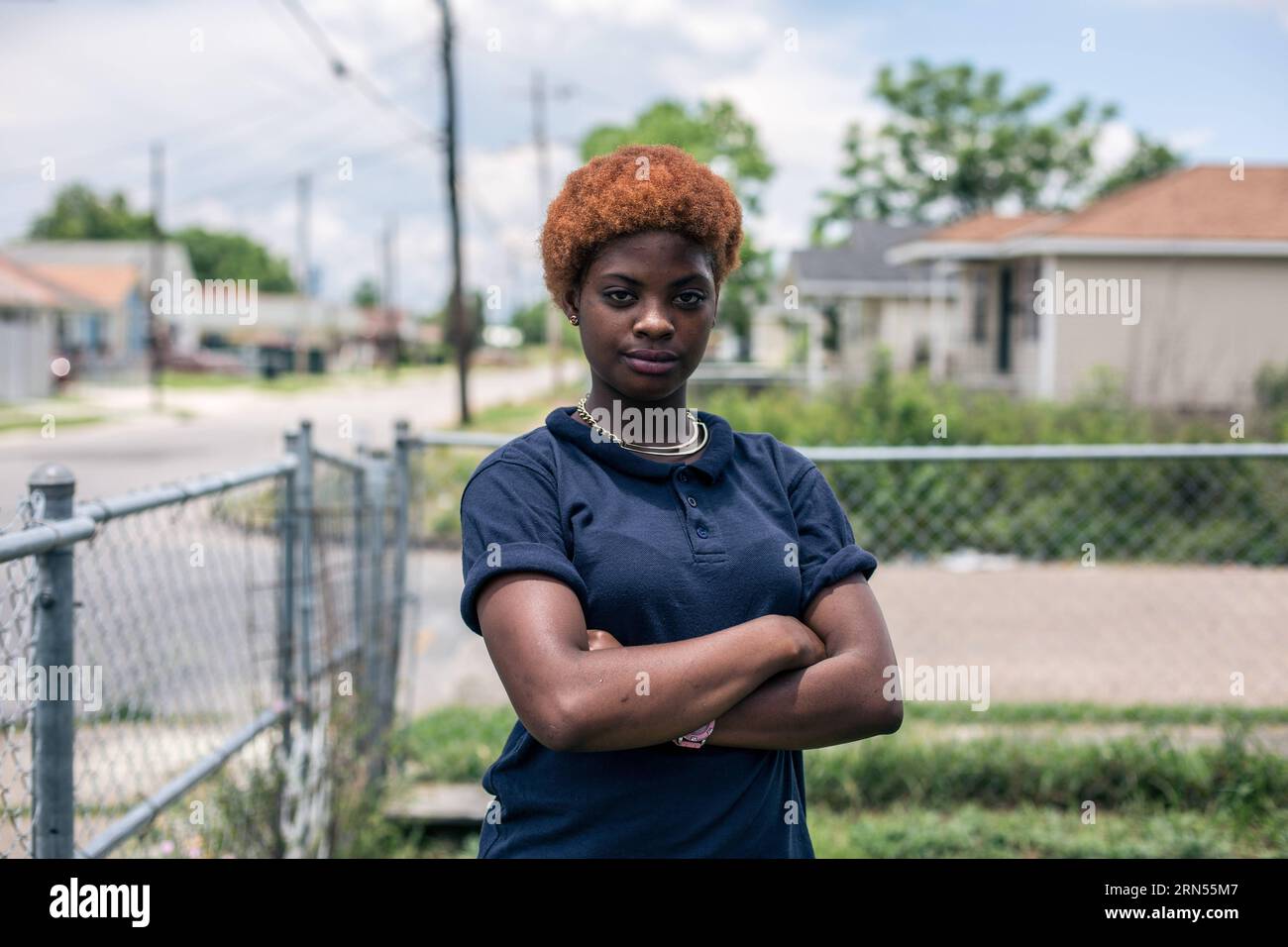 NEW ORLEANS, 11. Juni 2015 -- das Foto vom 11. Juni 2015 zeigt Gardner, der zu den mehr als zehntausenden ehemaligen Bewohnern des Lower Ninth Ward gehörte, die ihre Häuser nach dem Bruch der angrenzenden IndustriekanalLevee am 29. August 2005 verlassen mussten, und jedes einzelne Haus in der Gegend zerstörte. Seit dem Sommer 2005 ist der untere 9. Bezirk zu einem Abwurfplatz für unerwünschte Dinge geworden. Wildes Gras bis zur Erwachsenenhöhe herrscht in der Gegend vor, unter denen die Trümmer verlassener Häuser bedrohlich stehen. Zehn Jahre nach Hurrikan Katrina brachte New Orleans in die Knie und hinterließ eine emotionale Stockfoto