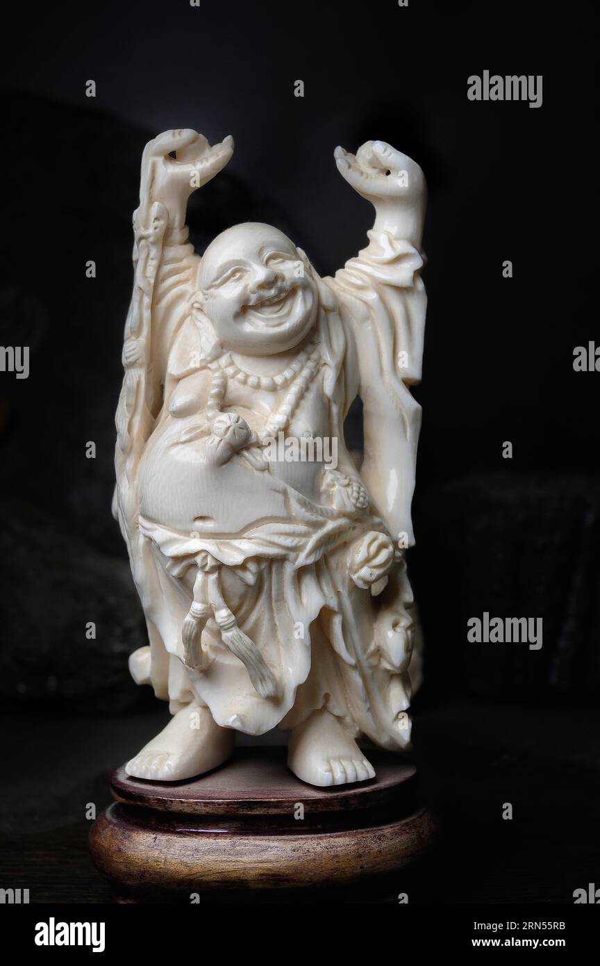 Fröhliche, dickbeinige Buddha-Figur aus Elfenbein, Souvenir aus Hongkong, Südostasien Stockfoto