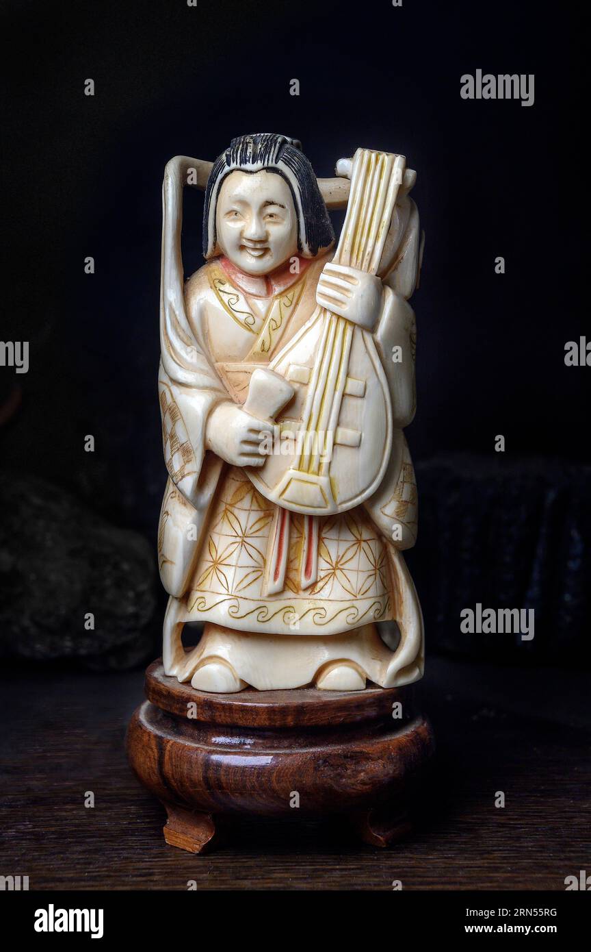 Chinesische Elfenbein-Frauenfigur mit Mandoline, Souvenir aus Hongkong, Südostasien Stockfoto