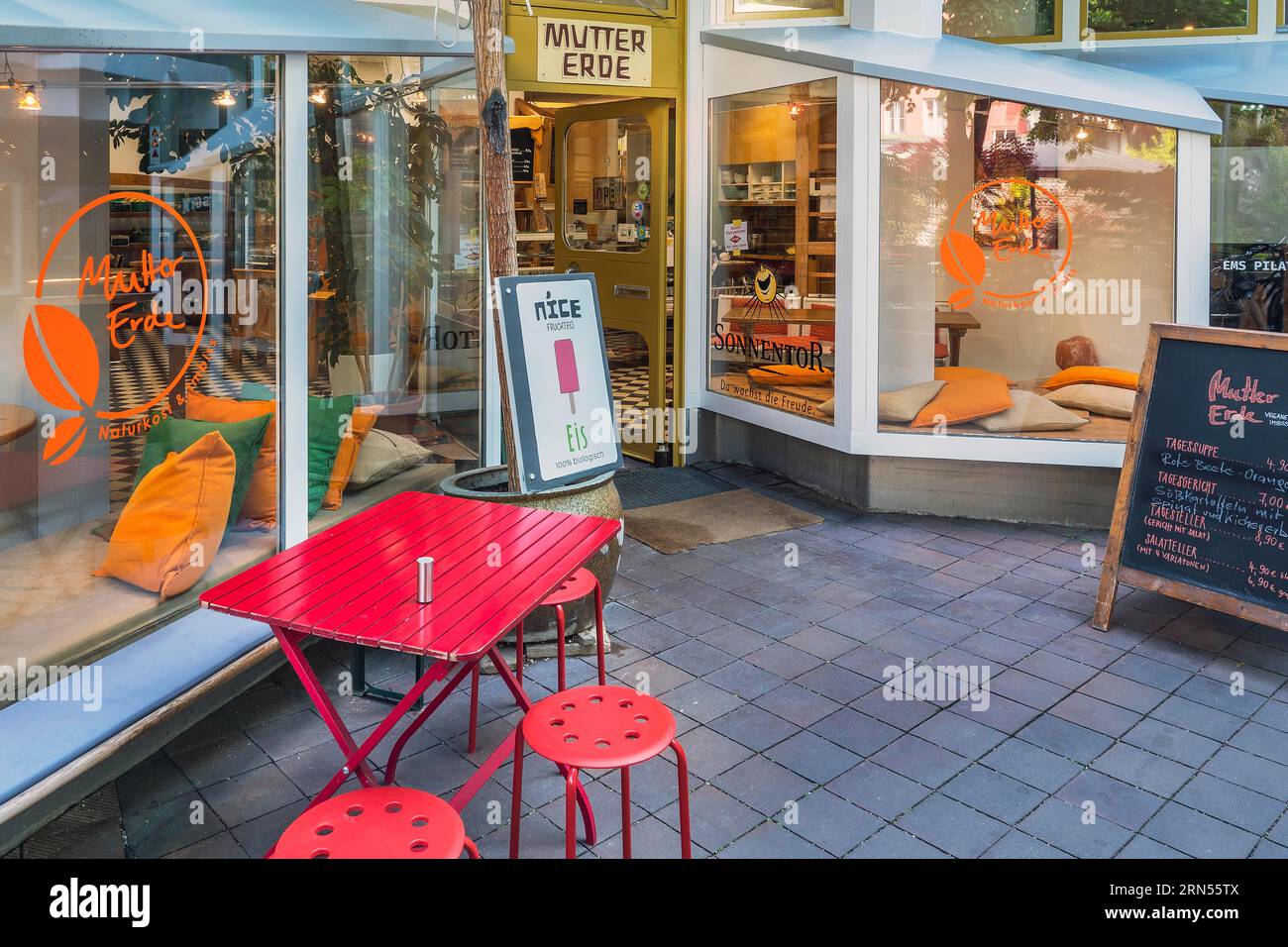 Kaufen Sie natürliche Speisen und Snacks, -Mutter Erde-Amalienpassage, Maxvorstadt, München, Oberbayern, Bayern, Deutschland Stockfoto