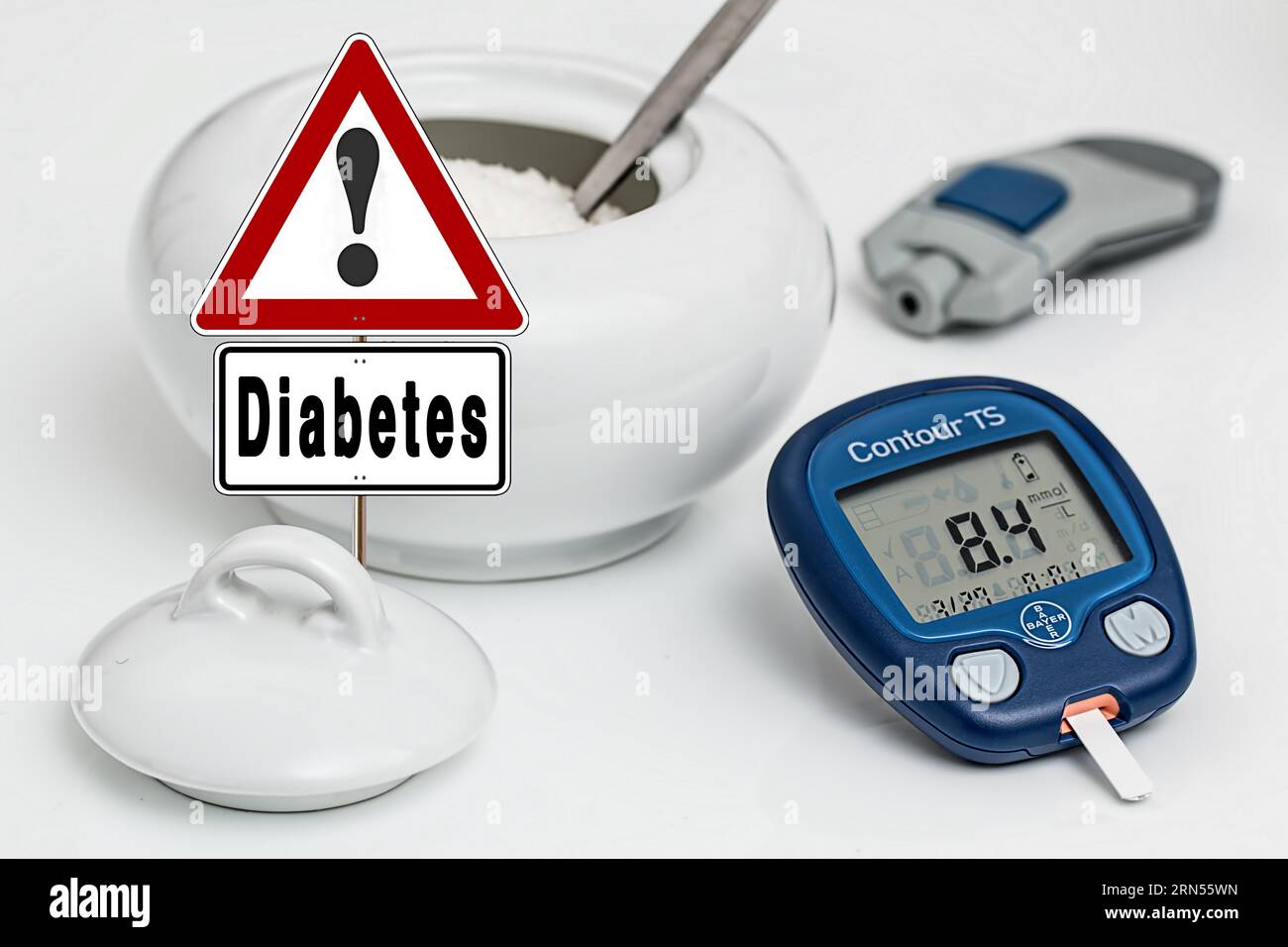 Symbolisches Bild, Hinweisschild, Vorsicht, Hinweis auf Diabetes, Zucker, Süßigkeiten, Gesundheitsrisiko, Diabetes Typ 1, Diabetes Typ 2, Lebensmittel, Medizincheck Stockfoto