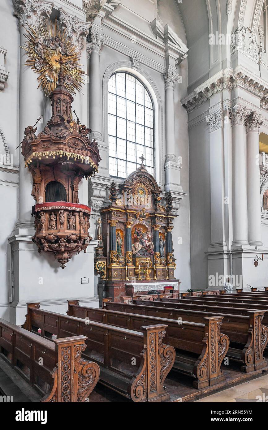 Kanzel und Seitenaltar, neue Pfarrkirche St. Margarete, Margaretenkirche, Sendling, München, Oberbayern, Bayern, Deutschland Stockfoto