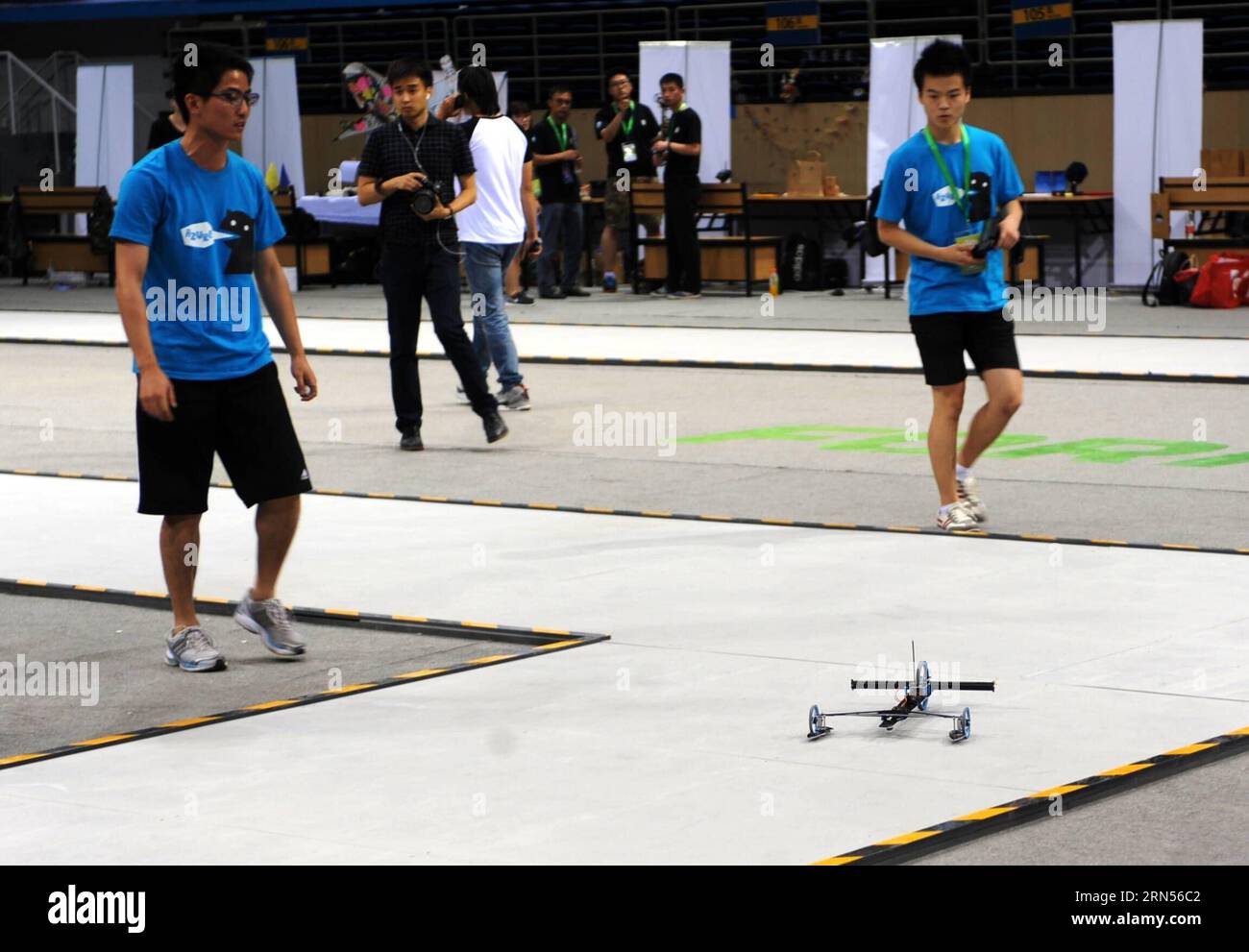 (150615) -- PEKING, 15. Juni 2015 -- Wettbewerber kontrollieren ihr elastisches Modellauto während des Wettbewerbs in Peking, Hauptstadt von China, 15. Juni 2015. Die Formel-E China Design Championship 2015 fand am Montag an der Technischen Universität Peking statt. Fünfunddreißig Teams von 14 Universitäten in China nahmen an dem globalen Finale Teil, das im August in Los Angeles stattfand. ) (Zkr) CHINA-BEIJING-FORMULA-E DESIGN CHAMPIONSHIP (CN) LiuxYongzhen PUBLICATIONxNOTxINxCHN Peking 15. Juni 2015 Teilnehmer kontrollieren ihr elastisches Modellauto während des Wettbewerbs in Peking Hauptstadt Chin Stockfoto