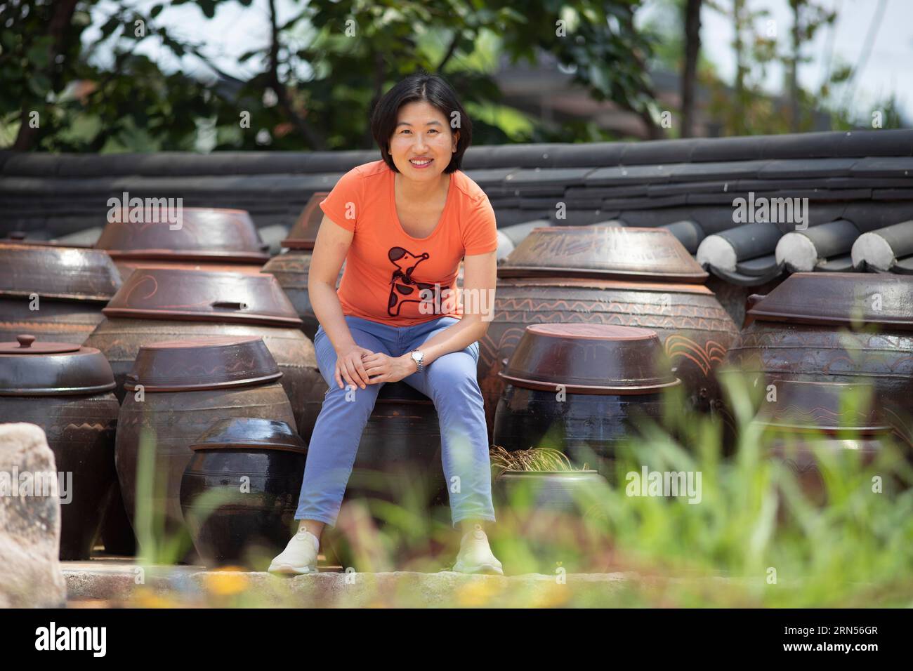 Koreanische Frau, 43, mit traditionellen Kimchi-Krügen, Gwangju, Provinz Jeollanam-do, Südkorea Stockfoto