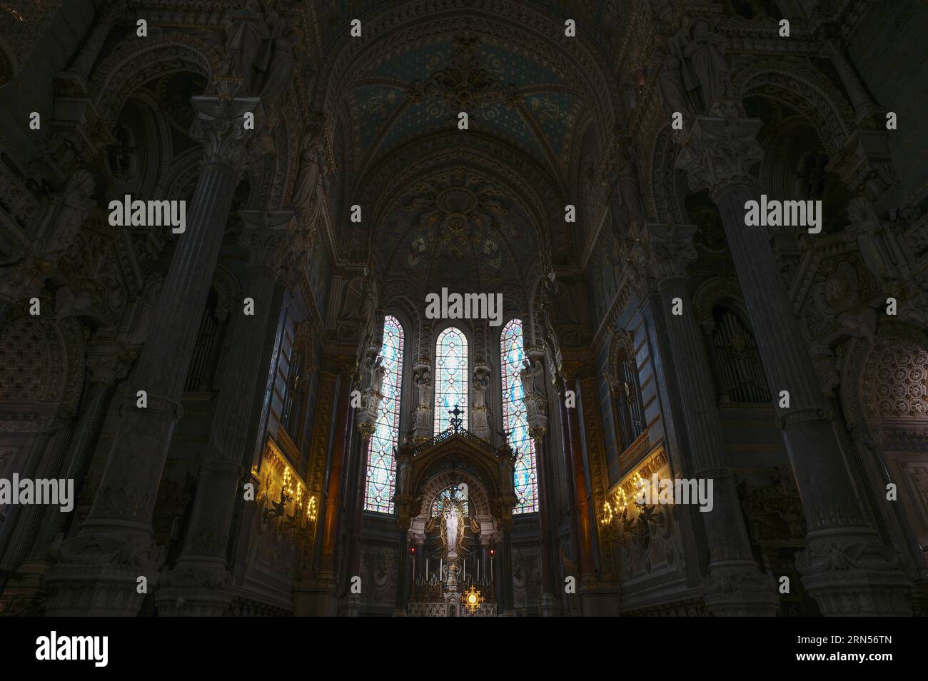Runde Apsis, Chorsaal und Altar der Basilika Notre-Dame de Fourviere, Lyon, Departement Rhone, Region Auvergne-Rhone-Alpes, Frankreich Stockfoto
