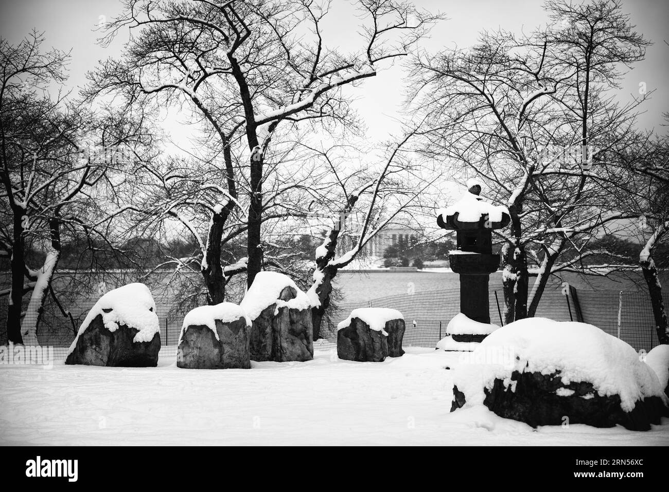 WASHINGTON, DC - EINE Decke aus frisch gefallener Schnee am Ufer des Tidal Basin in Washington DC. Die Struktur rechts Zinn der Vordergrund ist die Ja Stockfoto