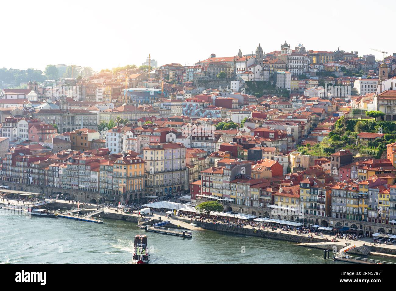 Wunderschöne farbenfrohe Fassade in Porto Portugal neben dem Duero Fluss in Ribeira bei Sonnenuntergang Stockfoto