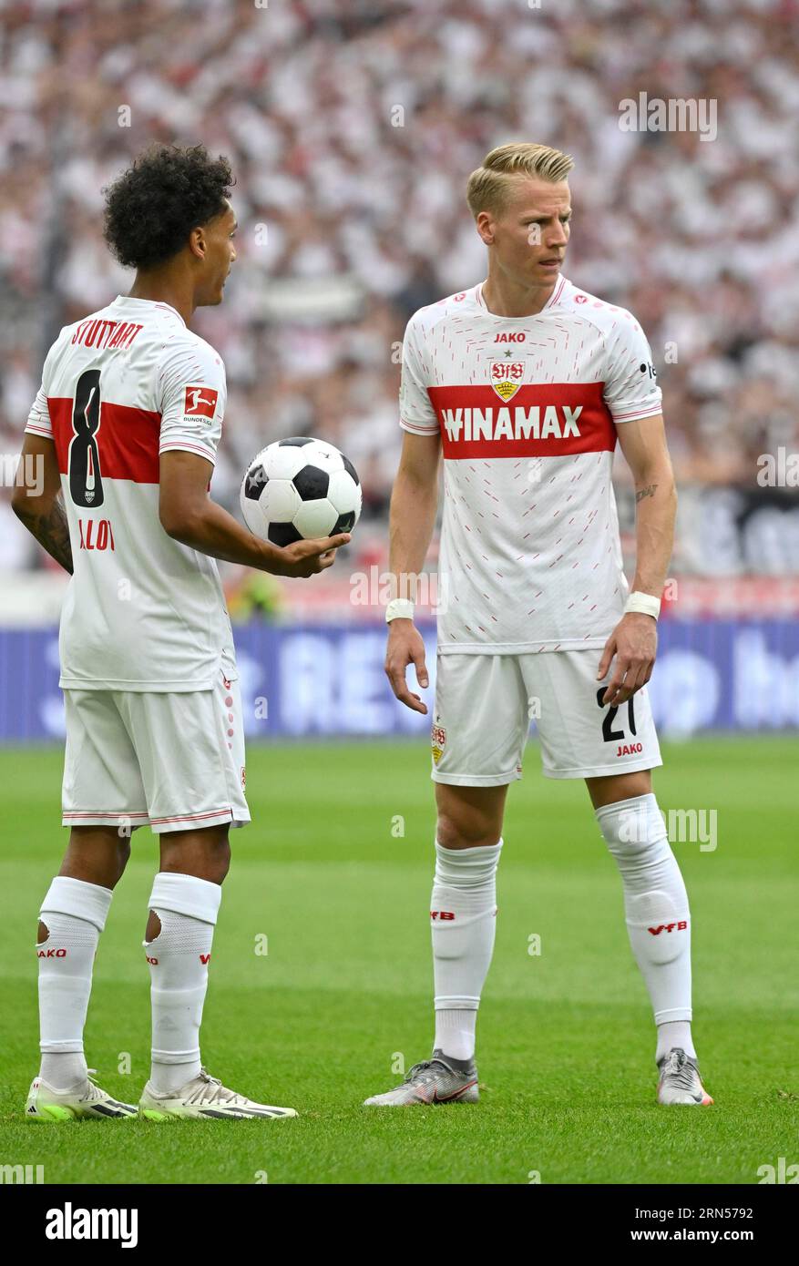 Enzo Millot VfB Stuttgart (08) und Chris Fuehrich VfB Stuttgart (27), vor Freistoß, MHPArena, Stuttgart, Baden-Württemberg, Deutschland Stockfoto