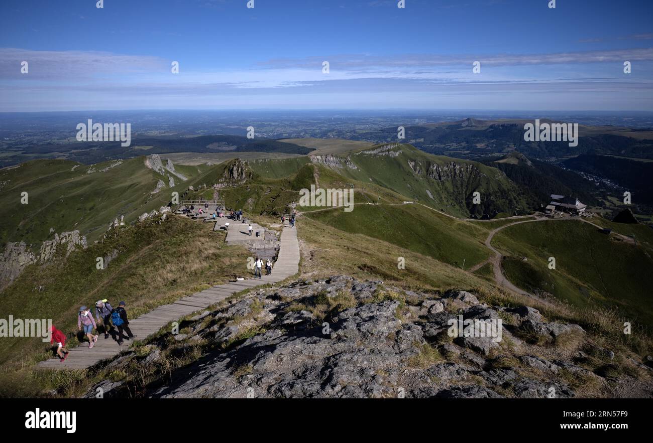 Wanderweg über Holztreppen hinauf zum PIC de Sancy, Bergstation der Telefonie du Sancy Seilbahn, Puy de Sancy, Mont-Dore im Stockfoto