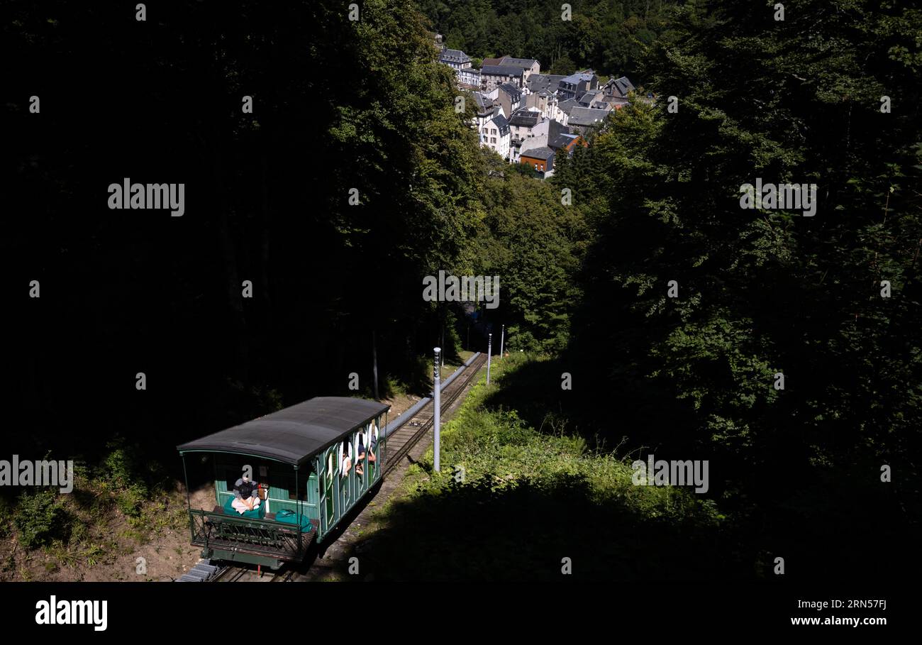 Historische Standseilbahn Funiculaire du Capucin aus der Belle Epoque, Kutsche, im Hintergrund Mont-Dore, Departement Puy-de-Dome, Region Stockfoto