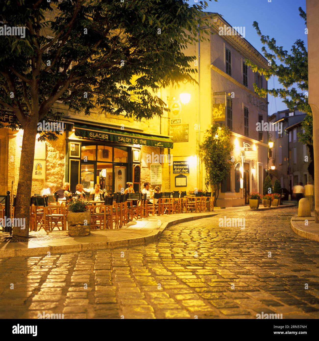 Straßencafe in Lourmarin, Lourmarin wurde als eines der schönsten Dörfer der Provence (Les Plus Beaux Villages de France) ausgewählt (die Stockfoto