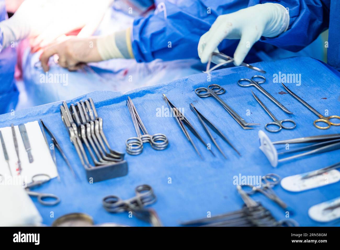 Operationstisch mit chirurgischem Besteck während einer Operation im Krankenhaus Stockfoto
