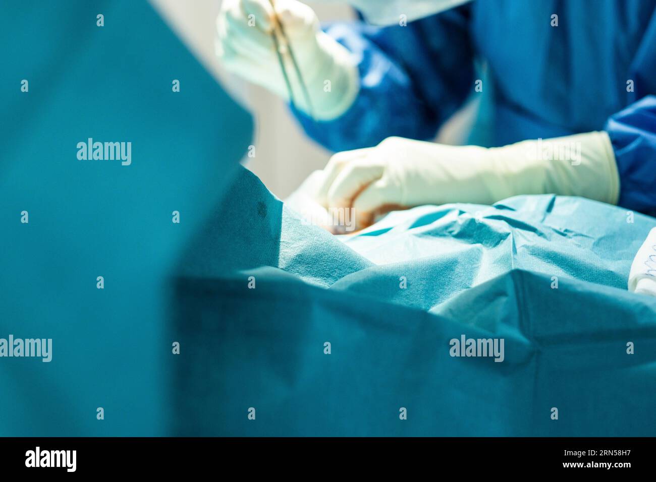 Sterile OP-Abdeckfolie für eine Operation im Krankenhaus Stockfoto