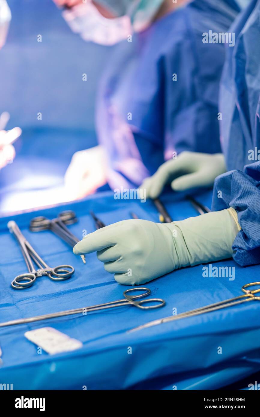 Operationstisch mit chirurgischem Besteck während einer Operation im Krankenhaus Stockfoto