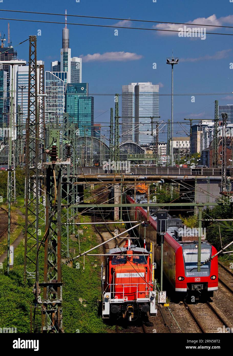 Erhöhter Blick auf die Stadt mit vielen Zügen, Bahnhof und Wolkenkratzern, Frankfurt am Main, Hessen, Deutschland Stockfoto