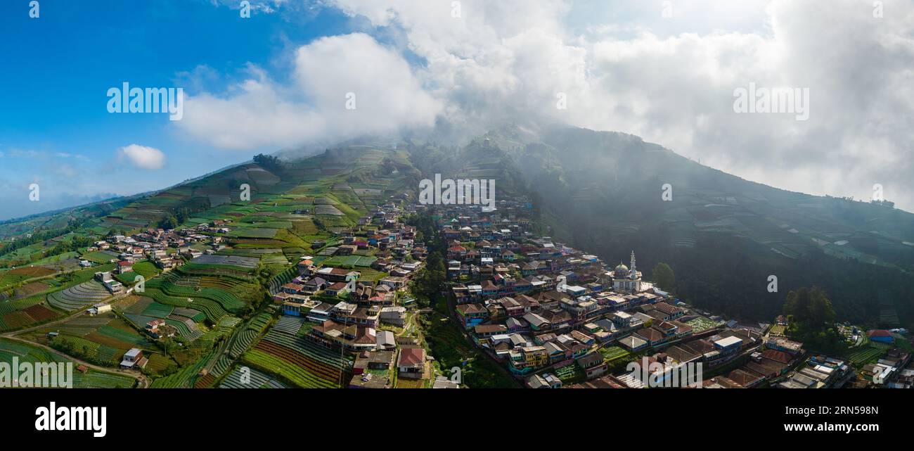 Luftaufnahme Panorama von bunten Stapelhäusern in Nepal van Java Village und Mount Sumbing, Java, Indonesien Stockfoto