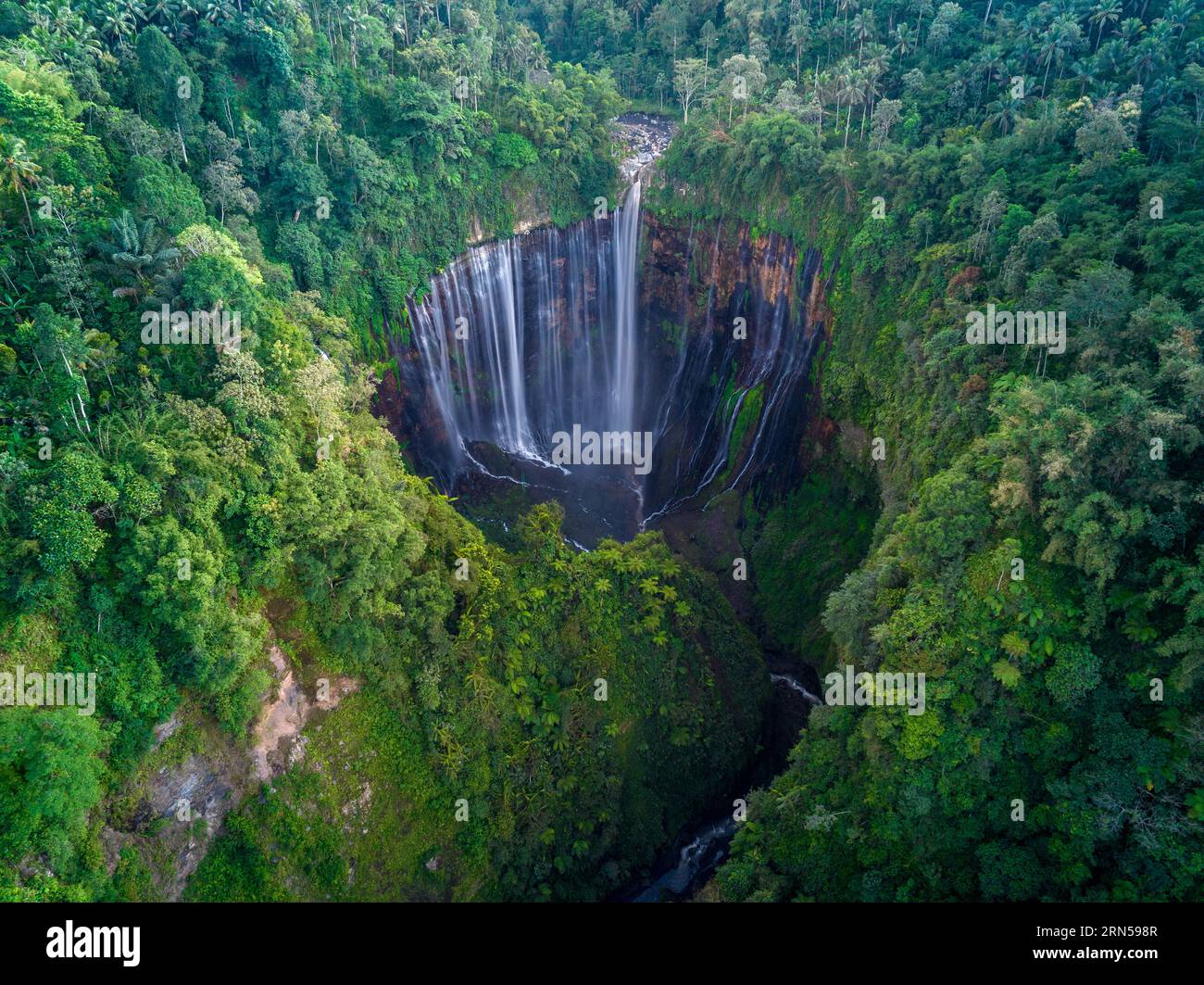Blick von oben auf den Tumpak Sewu Wasserfall in Malang, Ost-Java, Indonesien Stockfoto
