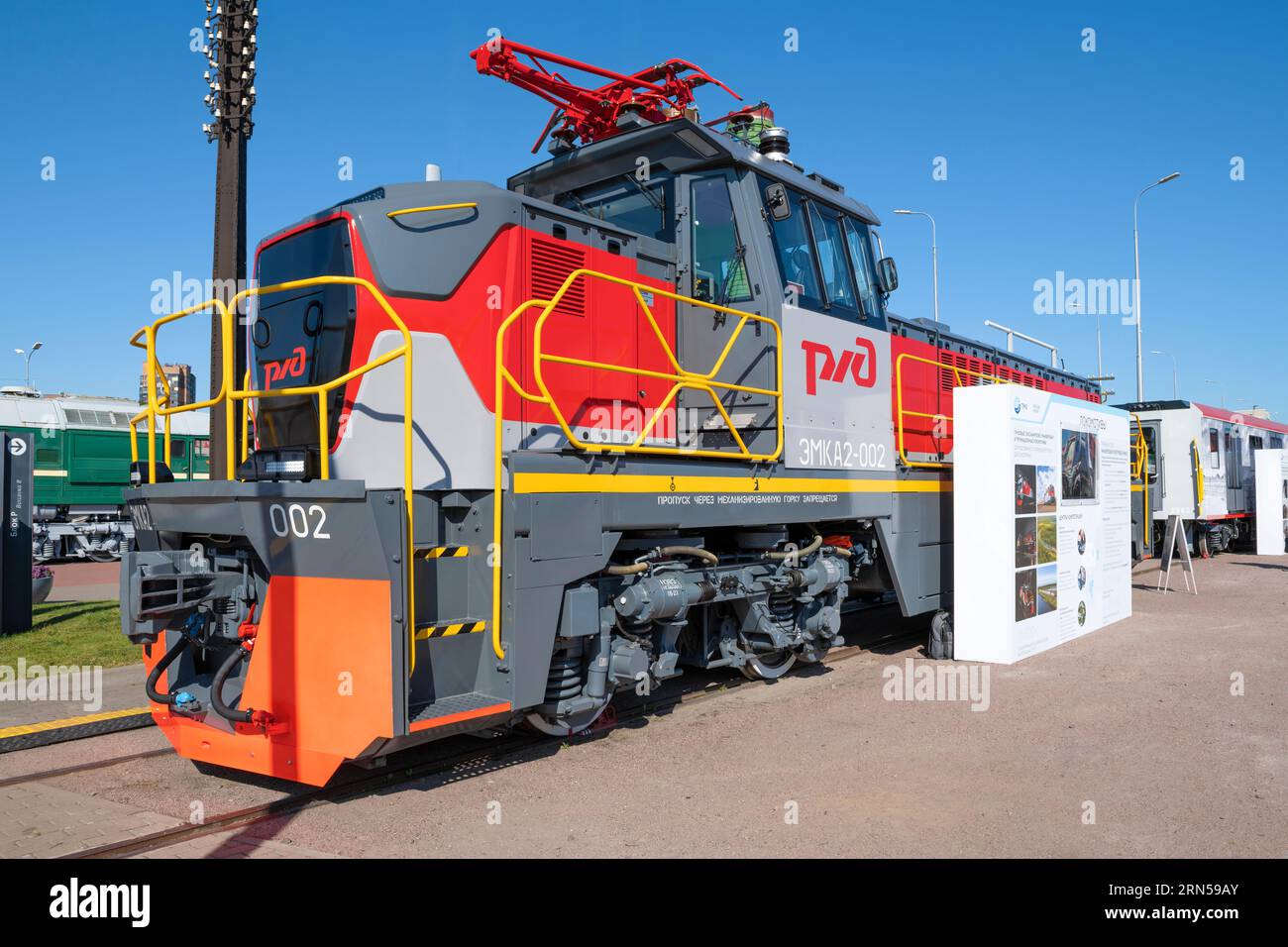 SANKT PETERSBURG, RUSSLAND - 27. AUGUST 2023: Die erste russische Rangierlokomotive EMKA2 aus nächster Nähe. Ausstellung des Bahnforums "pro//Dvizheni Stockfoto