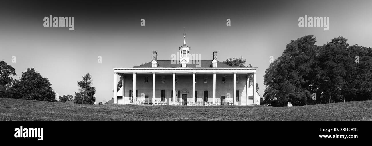 Mount Vernon bei Tageslicht, Alexandria. Das Schwarzweißfoto zeigt einen Panoramablick auf die Fassade, die Säulen und den umliegenden Rasen des Gebäudes. Stockfoto