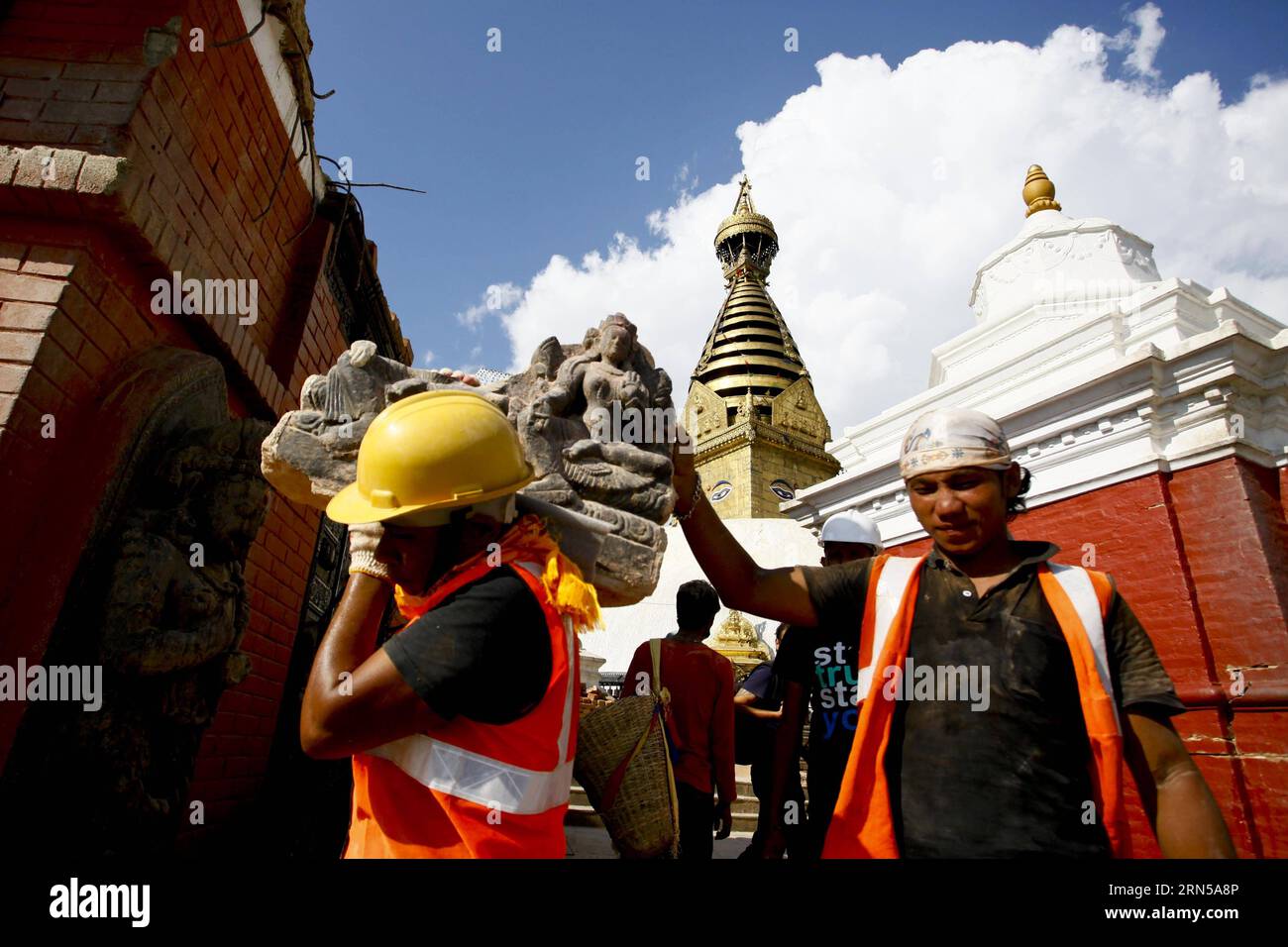 KATHMANDU, 18. Juni 2015 – Arbeiter versetzen ein Götteridol an einen sicheren Ort im Swoyambhunath Stupa in Kathmandu, Nepal, 18. Juni 2015. Swoyambhunath Stupa, ein UNESCO-Weltkulturerbe Nepals, wurde ab 16. Juni für Touristen wieder eröffnet. ) NEPAL-KATHMANDU-WIEDERAUFBAU-WELTERBESTÄTTE PratapxThapa PUBLICATIONxNOTxINxCHN KATHMANDU 18. Juni 2015 Arbeiter Transfer zum Götzen Gottes an einen sicheren Ort IM Stupa in Kathmandu Nepal 18. Juni 2015 Stupa ein UNESCO-Weltkulturerbe Nepals, das für Touristen ab 16. Juni wieder eröffnet wurde Nepal Kathmandu Wiederaufbau-Weltkulturerbe PratapxThapa PUBL Stockfoto