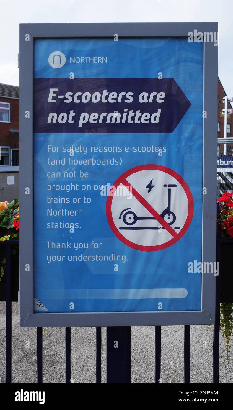 Ein Hinweis am Eingang zum Bahnhof Norther in Saltburn, der verbietet, E-Scooter und Hoverboards auf den Bahnsteig oder die Züge zu bringen Stockfoto