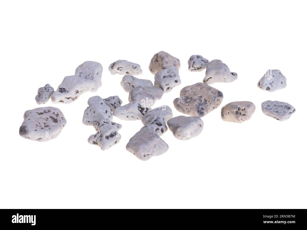 Schokoladenfarbene Kieselsteine auf weißem Hintergrund Stockfoto