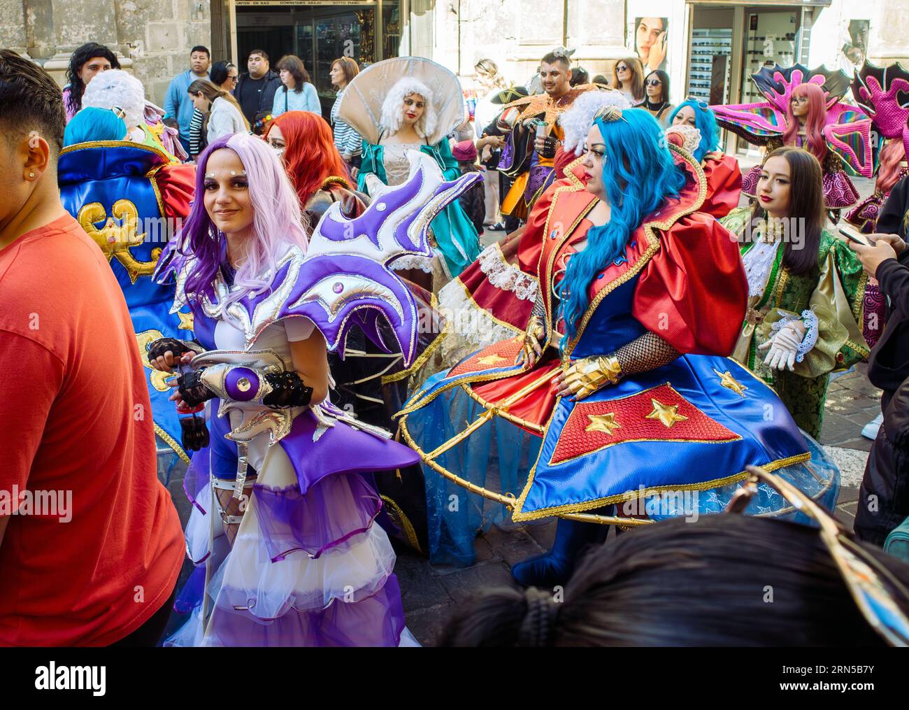 Valletta, Malta, Malta Insel-20Februar2023-Malta Februar Karneval in der Altstadt von Valletta. Viele Menschen in bunten Kostümen. Stockfoto