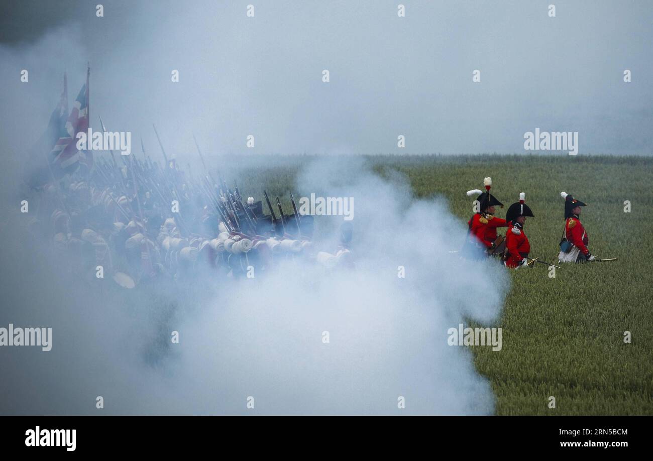 Eine Nachstellung der Schlacht von Waterloo wird anlässlich des 200-jährigen Bestehens in Waterloo, Belgien, am 19. Juni 2015 inszeniert. BELGIEN-WATERLOO BATTLE-REENACTMENT ZhouxLei PUBLICATIONxNOTxINxCHN ein REENACTMENT der Waterloo Battle WIRD während der Gedenkfeier zu seinem 200. Jahrestag in Waterloo Belgien 19. Juni 2015 Waterloo Battle Reenactment ZhouxLei PUBLICATIONxNOTxINxCHN inszeniert Stockfoto