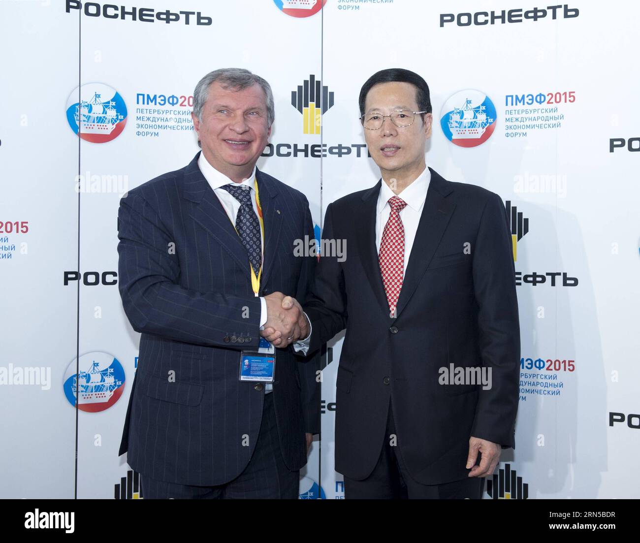 Der chinesische Vize-Premier Zhang Gaoli (R) trifft sich mit dem russischen Ölkonzern Rosneft-Chef Igor Sechin in St. Petersburg, Russland, 19. Juni 2015. ) (wyo) RUSSLAND-ST. PETERSBURG-CHINA-ZHANG GAOLI-SECHIN-TREFFEN WangxYe PUBLICATIONxNOTxINxCHN der chinesische Vize-Premier Zhang Gaoli r trifft sich mit dem russischen Ölkonzern Rosneft-Chef Igor Sechin in St. Petersburg Russland 19. Juni 2015 wyo Russland St. Petersburg China Zhang Gaoli Sechin-Treffen WangXYe PUBLATIONxNOTxINxCHN Stockfoto