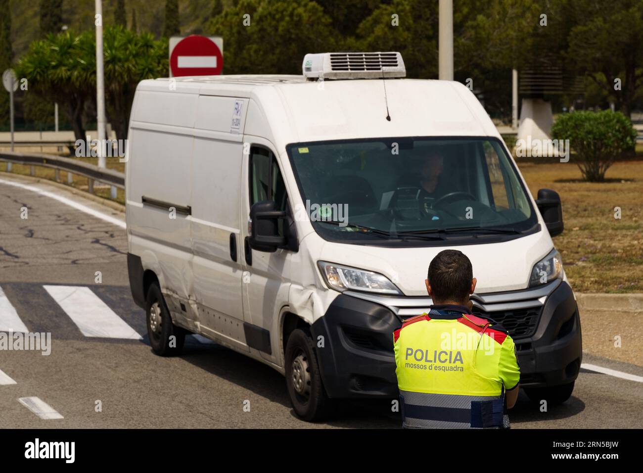 Almeria, Spanien - 26. Mai 2023: Ein spanischer Polizist steht auf der Straße und kontrolliert den Autoverkehr. Stockfoto