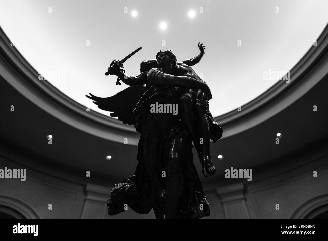 Angel of Death and the Dying, Washington, D.C. Schwarzweißfoto, das einen niedrigen Blick auf die Statue vor einer Kuppeldecke zeigt. Stockfoto