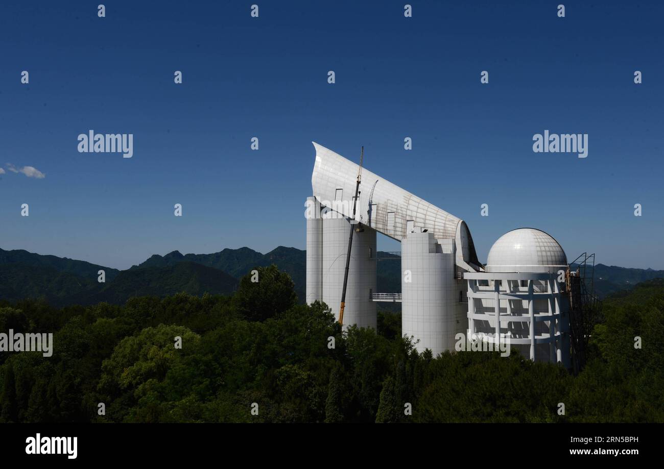 (150620) -- XINGLONG, - Foto aufgenommen am 19. Juni 2015 zeigt das Large Sky Area Multi-Object Fibre Spectroscopy Telescope (LAMOST) an der Xinglong-Beobachtungsstation der National Astronomical Observatories unter der Chinesischen Akademie der Wissenschaften in Xinglong, Provinz Hebei. Die Beobachtungsstation ist mit einem LAMOST-Set ausgestattet, auch bekannt als Guo Shoujing Telescope, benannt nach dem chinesischen Astronomen aus dem 13. Jahrhundert. (Zkr) CHINA-HEBEI-XINGLONG-OBSERVATORY(CN) WangxXiao PUBLICATIONxNOTxINxCHN 150620 Xing Long Foto aufgenommen AM 19. Juni 2015 zeigt das Large Sky Area Multi Object f Stockfoto