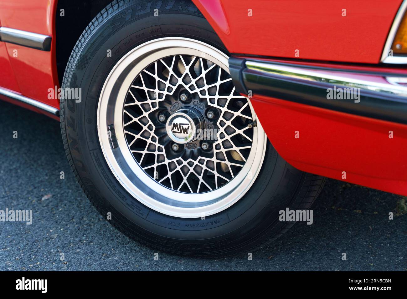 Waltershausen, Deutschland - 10. Juni 2023: Ein BMW 635 im Oldtimer-Stil. Ansicht des Rads mit dem Logo WSW. Stockfoto