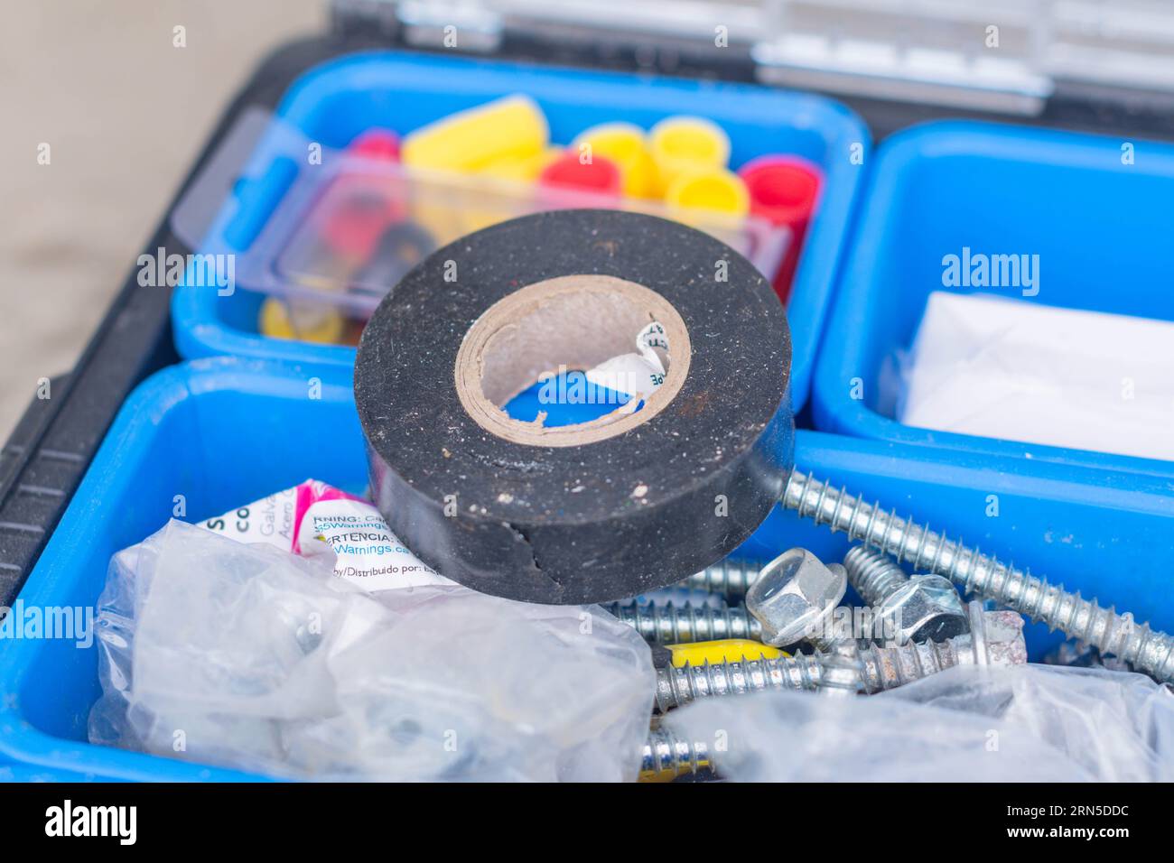 toolbox Schrauben und Elektroband, Konstruktionshintergrund, Kopierraum Stockfoto
