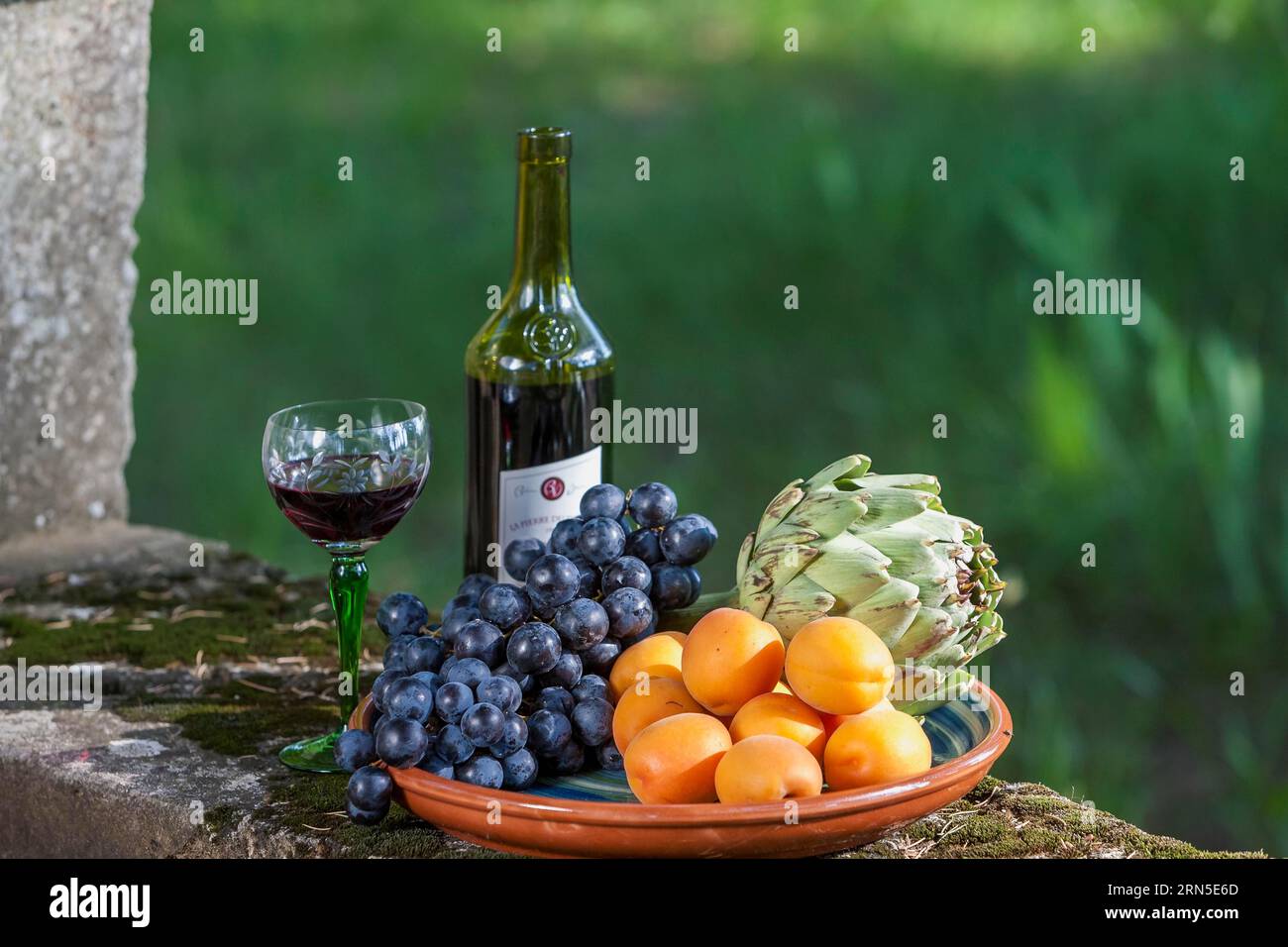 Stillleben mit Obstschale und Rotwein, Provence, Frankreich Stockfoto