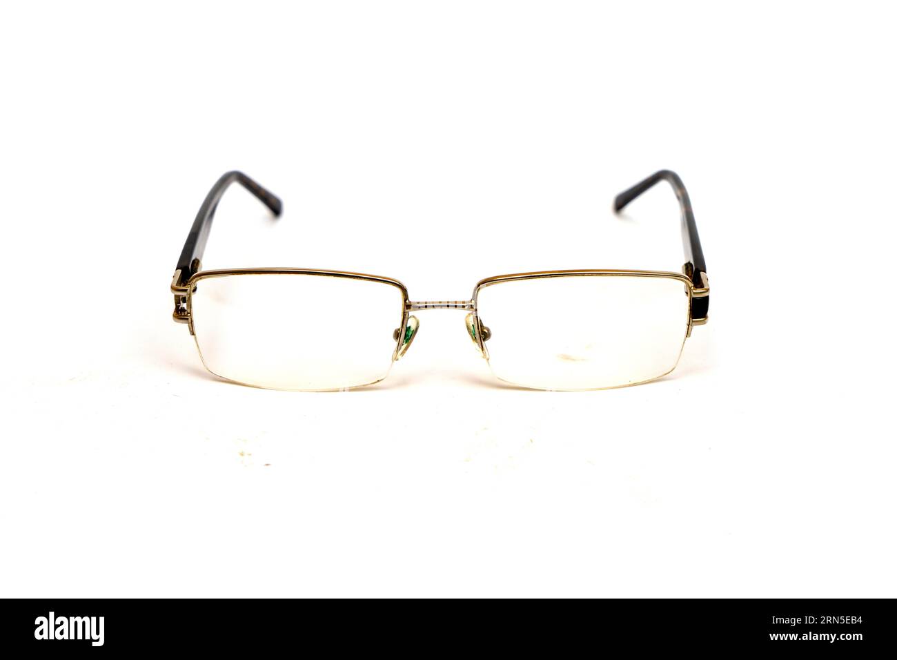Kurzsichtige oder kurzsichtige Brille auf weißem Hintergrund, selektiver Fokus, optisches Konzept Stockfoto