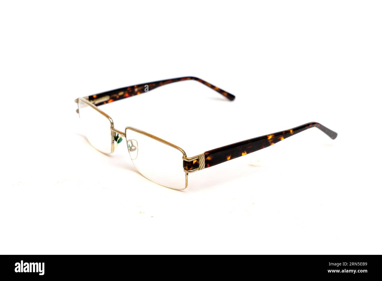 Kurzsichtige oder kurzsichtige Brille auf weißem Hintergrund, selektiver Fokus, optisches Konzept Stockfoto