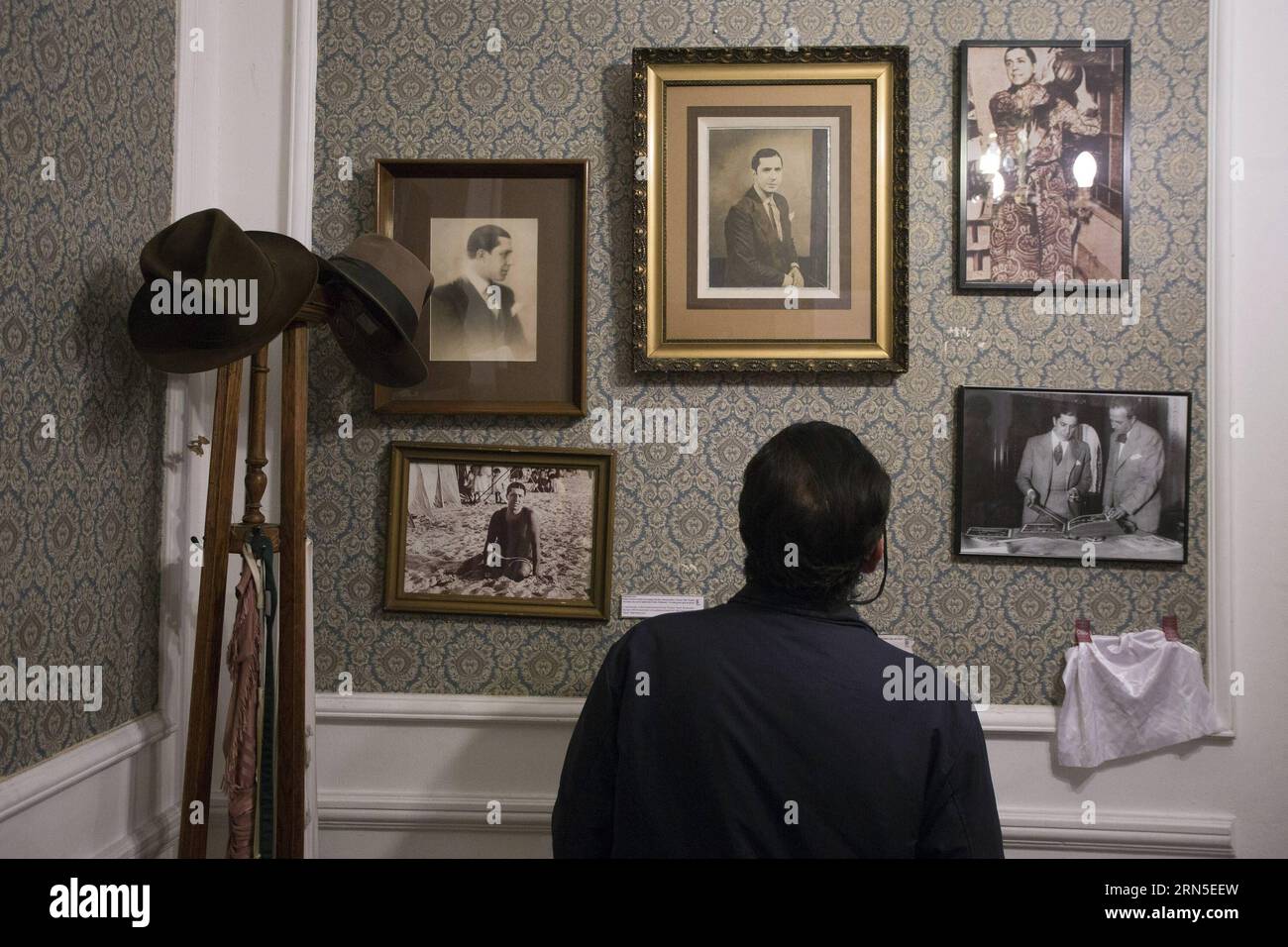 Das am 24. Juni 2013 aufgenommene Dateifoto zeigt einen Besucher, der Fotos im Casa Gardel House Museum in Buenos Aires, Argentinien, sieht. Die Menschen gedenken am Mittwoch an den 80. Todestag von Carlos Gardel. Carlos Gardel war Sänger, Songwriter, Komponist und Schauspieler und die prominenteste Tangofigur in der ersten Hälfte des 20. Jahrhunderts. Für viele verkörpert Gardel die Seele des Tango-Stils. Gardel starb bei einem Flugzeugabsturz auf dem Höhepunkt seines carrer und wurde ein archetypischer tragischer Held, der in ganz Lateinamerika aufgestellt wurde. )(ZHF) ARGENTINIEN-BUENOS AIRES-MUSIC-GARDEL-JUBILÄUM MARTINXZABALA PUBLICAT Stockfoto