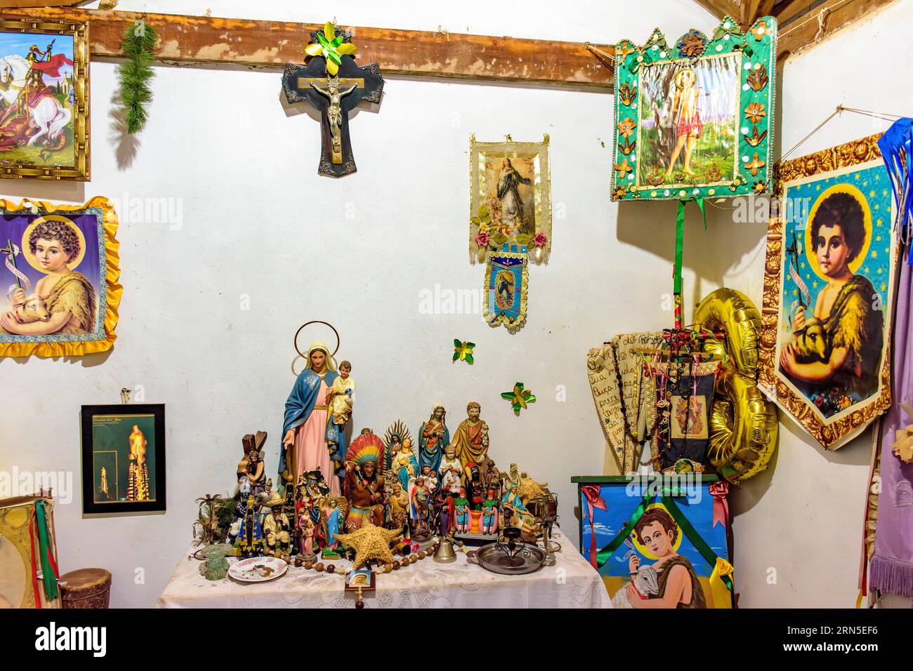 Altar mit mehreren Bildern von Heiligen, Wesenheiten afrikanischer Herkunft wie Umbanda und Candomble und Alltagsgegenstände in einem gut Stockfoto